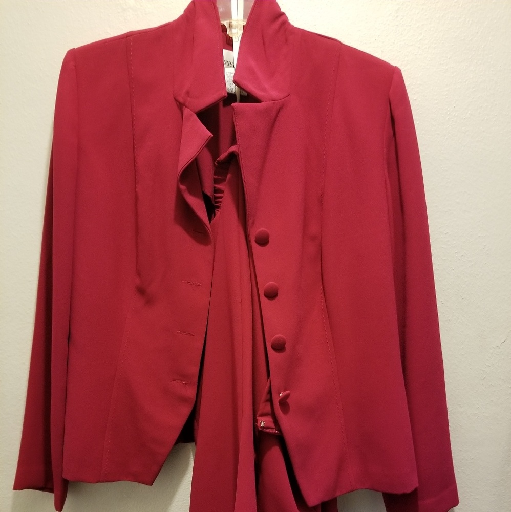 Skirt suit